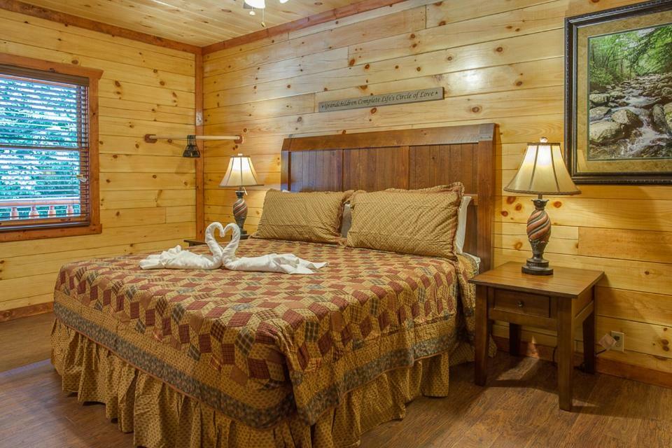 Sherwood Splash Lodge, 11 Bedrooms, Sleeps 52, Theater, Indoor Pool, Free Wifi Pigeon Forge Exterior photo