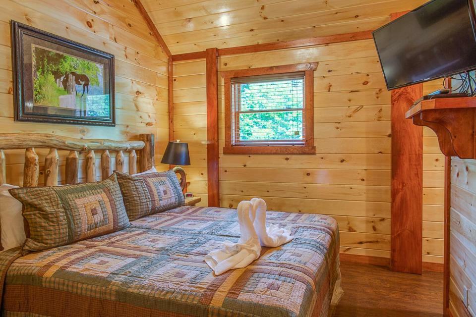 Sherwood Splash Lodge, 11 Bedrooms, Sleeps 52, Theater, Indoor Pool, Free Wifi Pigeon Forge Exterior photo