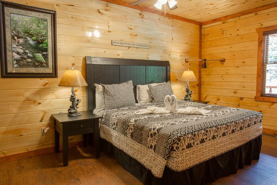 Sherwood Splash Lodge, 11 Bedrooms, Sleeps 52, Theater, Indoor Pool, Free Wifi Pigeon Forge Exterior photo