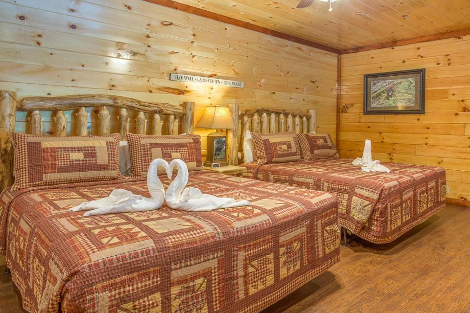 Sherwood Splash Lodge, 11 Bedrooms, Sleeps 52, Theater, Indoor Pool, Free Wifi Pigeon Forge Exterior photo