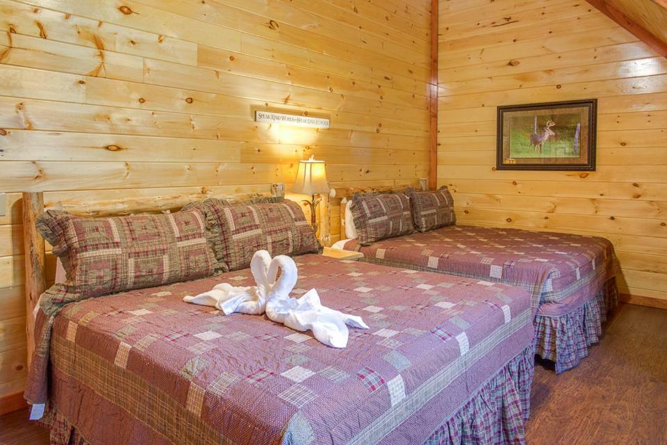 Sherwood Splash Lodge, 11 Bedrooms, Sleeps 52, Theater, Indoor Pool, Free Wifi Pigeon Forge Exterior photo