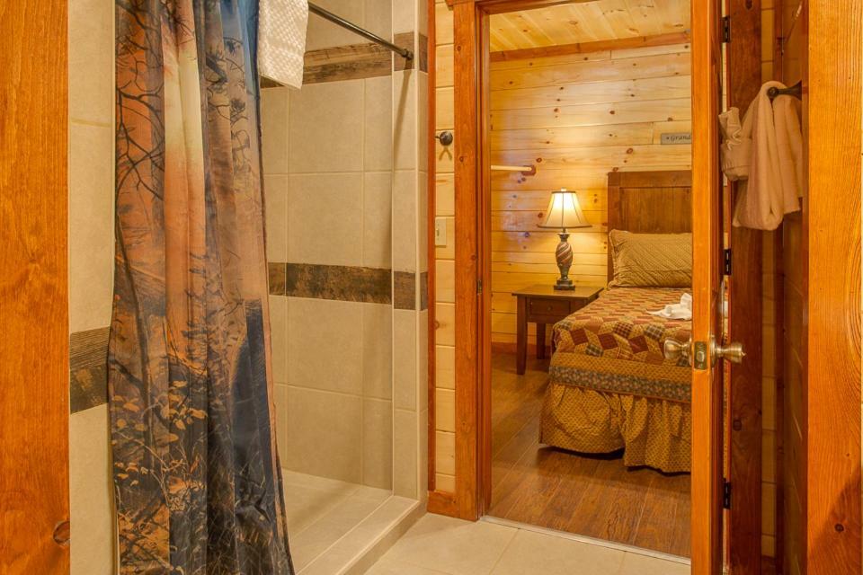 Sherwood Splash Lodge, 11 Bedrooms, Sleeps 52, Theater, Indoor Pool, Free Wifi Pigeon Forge Exterior photo