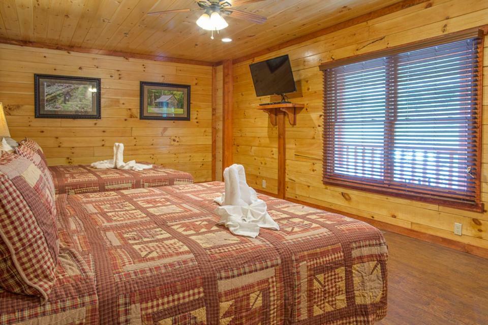 Sherwood Splash Lodge, 11 Bedrooms, Sleeps 52, Theater, Indoor Pool, Free Wifi Pigeon Forge Exterior photo