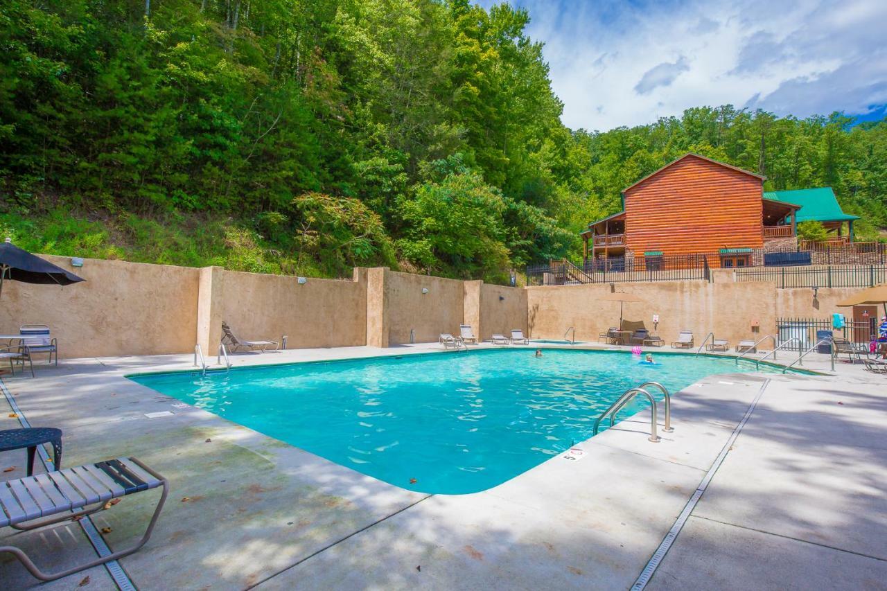 Sherwood Splash Lodge, 11 Bedrooms, Sleeps 52, Theater, Indoor Pool, Free Wifi Pigeon Forge Exterior photo